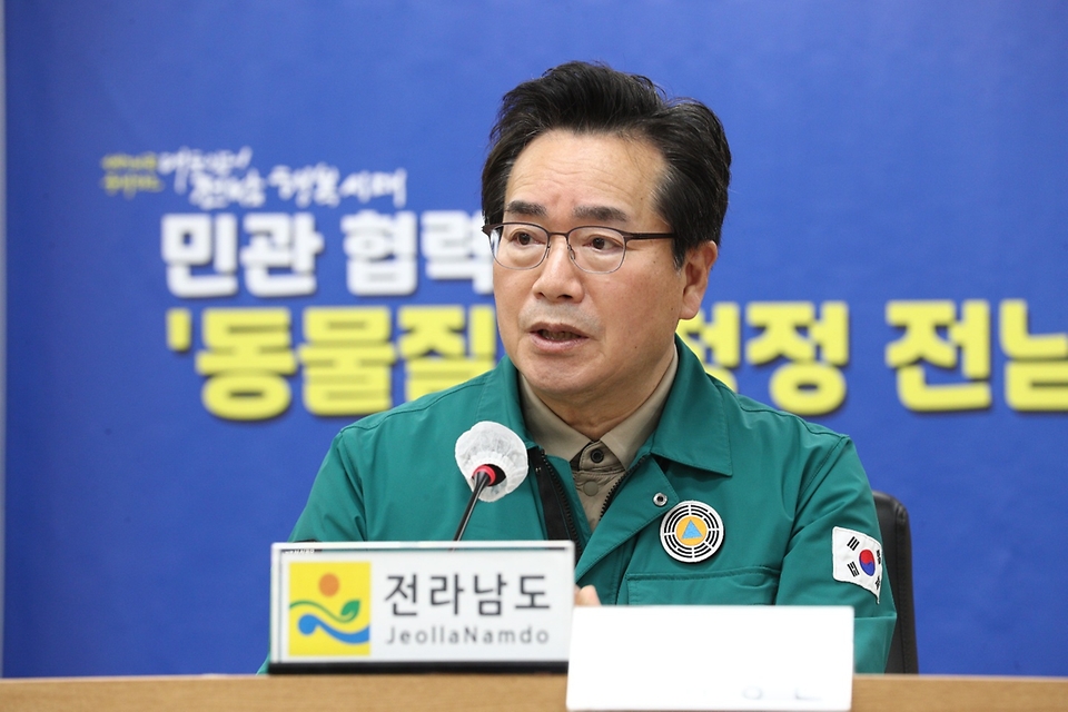 정황근 농림축산식품부장관이 11일 전남 나주시 전남도청 방역 대책 상황실을 방문해 거점소독시설 운영 및 고병원성 조류인플루엔자 방역상황을 점검하고 있다.