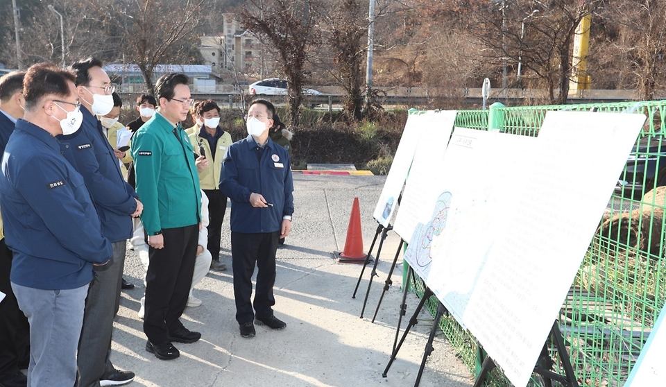 정황근 농림축산식품부 장관이 11일 전남 나주시 거점소독시설을 방문해 나주시 고병원성 조류인플루엔자 방역추진 상황에 대해 설명을 듣고 있다. 