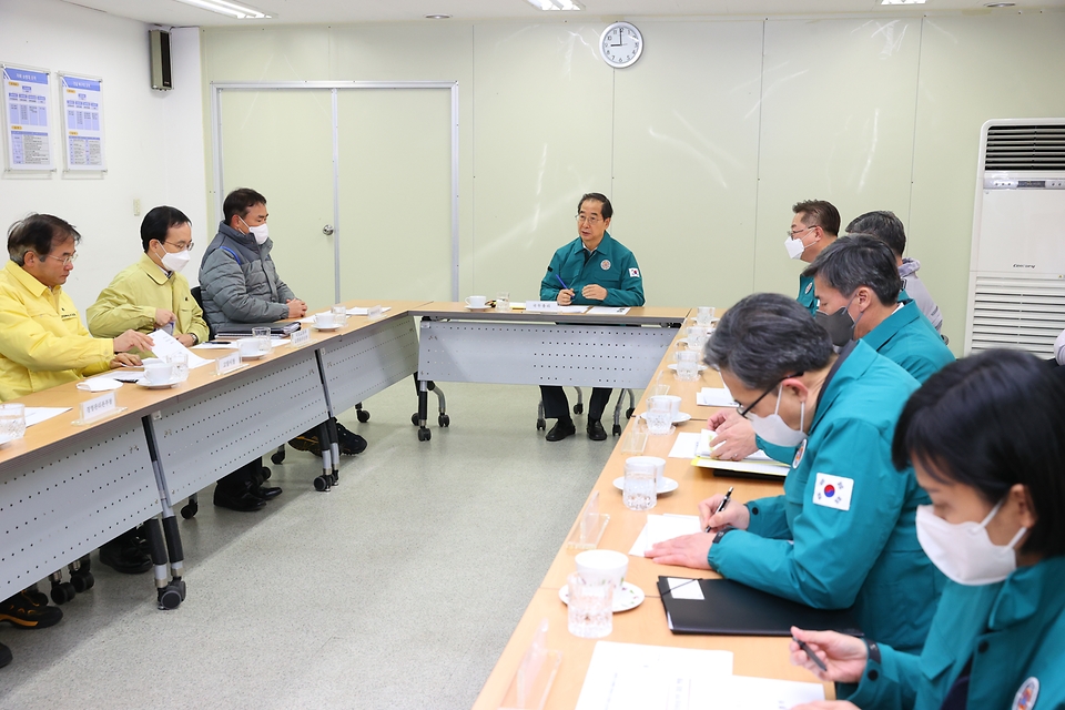 한덕수 국무총리가 5일 경기 고양시 고양 저유소를 방문해 화물연대 집단운송거부 관련 대응 상황을 점검하고 있다. 