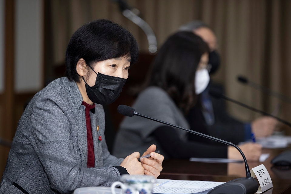 한화진 환경부장관이 16일 오후 서울 서초구 한강홍수통제소에서 사업자, 평가대행업자, 국책연구기관 등 이해관계자 및 전문가들과 함께 기후변화영향평가 제도의 운영방안을 논의하고 있다.