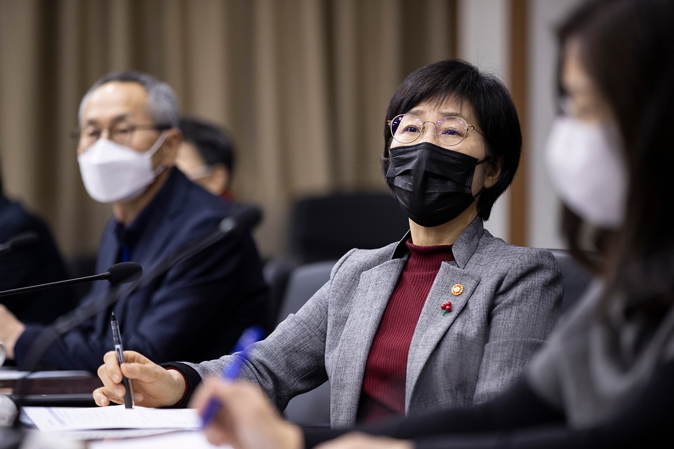 한화진 환경부장관이 16일 오후 서울 서초구 한강홍수통제소에서 사업자, 평가대행업자, 국책연구기관 등 이해관계자 및 전문가들과 함께 기후변화영향평가 제도의 운영방안을 논의하고 있다.