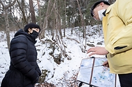 한화진 환경부장관이 22일 오후 강원도 원주시 소재 치악산국립공원을 찾아 국립공원 아프리카돼지열병(ASF) 대응 현장을 점검하고, ASF 방역관리와 더불어 겨울철 현장 안전관리에도 소홀함이 없도록 유념해 줄 것을 당부하고 있다.