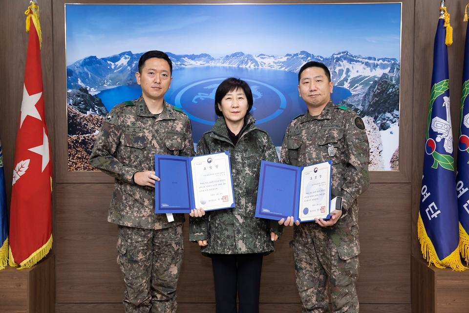 한화진 환경부 장관이 23일 오전 한강하구 습지보호지역 관리에 공헌한 경기도 고양시 소재 육군 제9보병사단을 방문하여 국토방위에 헌신하는 장병들의 노고를 격려하고, 직원들이 모은 위문금 및 자연환경 보전 유공 장관 표창을 전달하고 있다.
