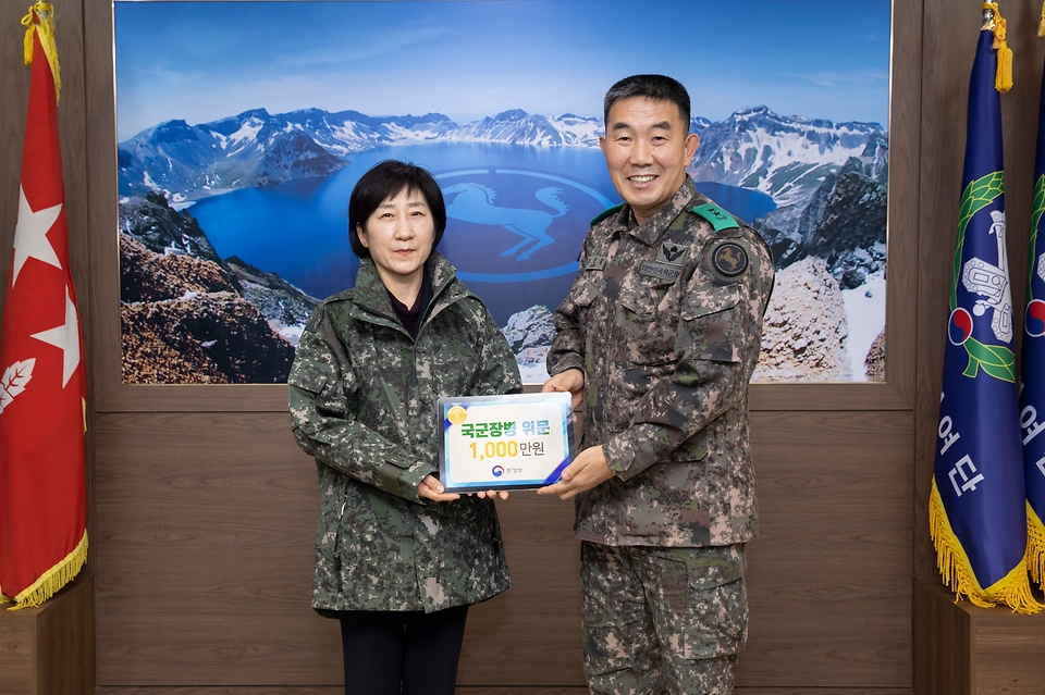 한화진 환경부 장관이 23일 오전 한강하구 습지보호지역 관리에 공헌한 경기도 고양시 소재 육군 제9보병사단을 방문하여 국토방위에 헌신하는 장병들의 노고를 격려하고, 직원들이 모은 위문금 및 자연환경 보전 유공 장관 표창을 전달하고 있다.
