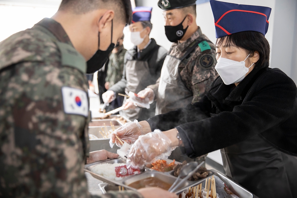 한화진 환경부 장관이 23일 오전 한강하구 습지보호지역 관리에 적극 협조해 준 경기도 고양시 소재 육군 제9보병사단을 방문하여 위문금 전달 후 국군장병을 격려하고, 미리 준비해 간 부식을 나눠주고 있다.