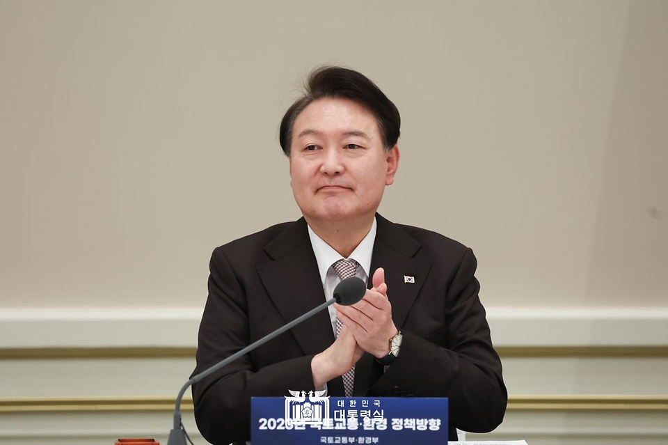 윤석열 대통령이 3일 청와대 영빈관에서 열린 2023 국토교통부·환경부 업무보고에서 박수를 치고 있다.