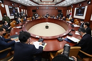 5일 서울 종로구 정부서울청사에서 국정현안관계장관회의가 진행되고 있다.
