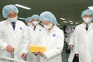 오유경 식약처장이 5일 충남 천안시 종근당 천안공장에서 아세트아미노펜 제제 제조 공정을 살펴보며 관계자들과 대화하고 있다.