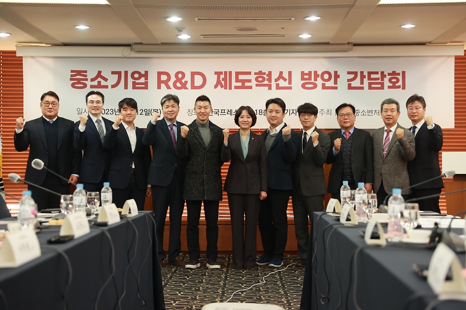 이영 중소벤처기업부 장관(왼쪽에서 여섯 번째)이 12일 서울 중구 한국프레스센터 외신기자클럽에서 열린 ‘중소기업 R&D 제도혁신 방안 간담회’에서 참석자들과 기념촬영을 하고 있다.
