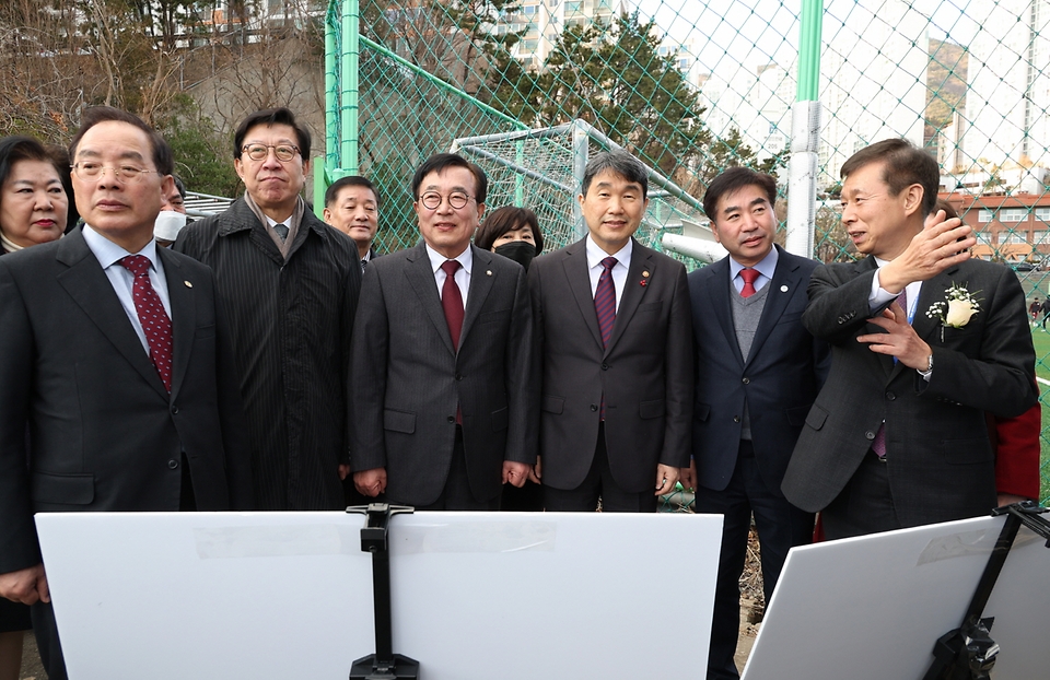 이주호 사회부총리 겸 교육부 장관이 10일 부산시 부산진구 개성고등학교에서 열린 부산지역 학교시설 복합화를 위한 업무협약식을 마치고 참석자들과 학교복합시설 부지를 둘러보고 있다.