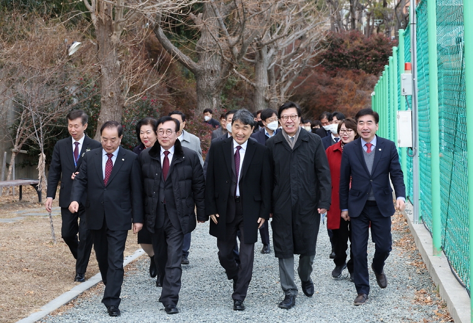 이주호 사회부총리 겸 교육부 장관이 10일 부산시 부산진구 개성고등학교에서 열린 부산지역 학교시설 복합화를 위한 업무협약식을 마치고 참석자들과 학교복합시설 부지를 둘러보고 있다.