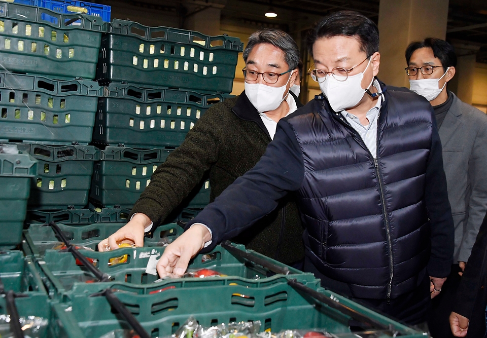 방기선 기재부 차관이 12일 경기 안성시 농협 안성 농식품물류센터를 방문해 농산물 수급현황을 점검하고 있다.
