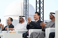 윤석열 대통령과 모하메드 빈 자이드 알 나흐얀 UAE 대통령이 16일(현지시간) 아랍에미리트 아부다비 알다프라에 위치한 바라카 원자력발전소에서 열린 바라카 원전 3호기 가동식에서 박수치고 있다.