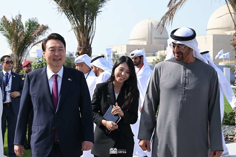 윤석열 대통령과 모하메드 빈 자이드 알 나흐얀 UAE 대통령이 16일(현지시간) 아랍에미리트 아부다비 알다프라에 위치한 바라카 원자력발전소에서 열린 바라카 원전 3호기 가동식에 참석하고 있다.