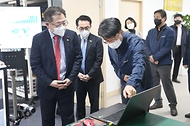 박일준 산업통상자원부 2차관이 16일 인천시 연수구 엠씨넥스를 방문, 관계자로부터 자율주행 카메라 기술에 대한 설명을 듣고 있다.