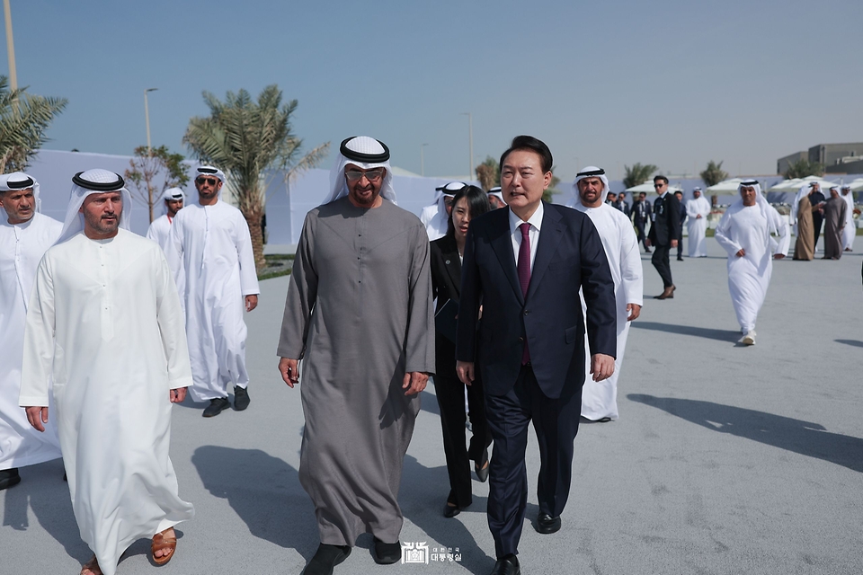 윤석열 대통령과 모하메드 빈 자이드 알 나흐얀 UAE 대통령이 16일(현지시간) 아랍에미리트 아부다비 알다프라에 위치한 바라카 원자력발전소에서 열린 바라카 원전 3호기 가동식에 참석하고 있다.
