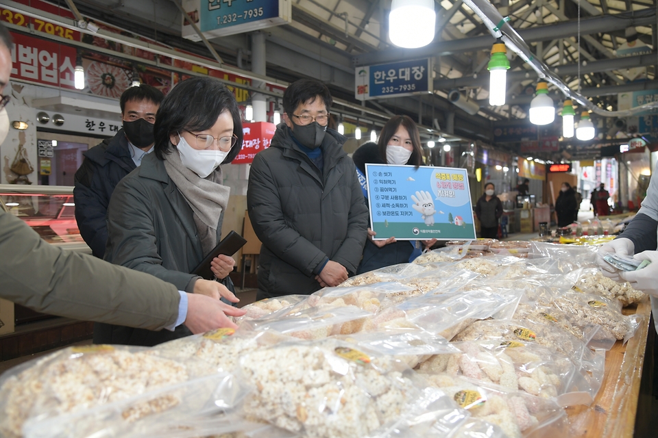오유경 식품의약품안전처 처장이 17일 충북 청주시 가경터미널시장을 방문, 명절 성수 식품 유통·판매 상황을 점검하고 있다.