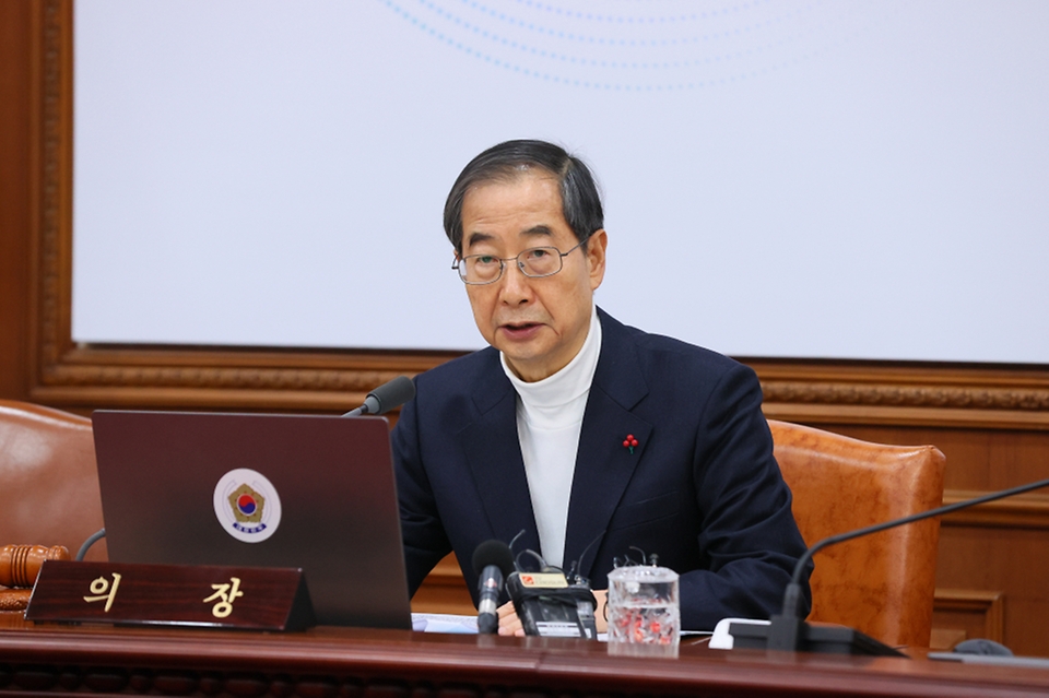 한덕수 국무총리가 17일 서울 종로구 정부서울청사에서 열린 국무회의를 주재, 모두발언을 하고 있다.