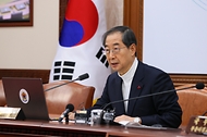 한덕수 국무총리가 17일 서울 종로구 정부서울청사에서 열린 국무회의에서 발언하고 있다.