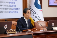 한덕수 국무총리가 17일 서울 종로구 정부서울청사에서 열린 국무회의를 주재하고 있다.