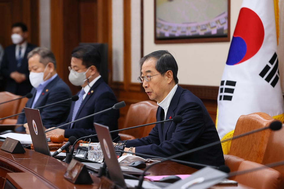 한덕수 국무총리가 17일 서울 종로구 정부서울청사에서 열린 국무회의를 주재하고 있다.