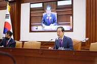 한덕수 국무총리가 19일 서울 종로구 정부서울청사에서 열린 제15회 국정현안관계장관회의를 주재하고 있다.