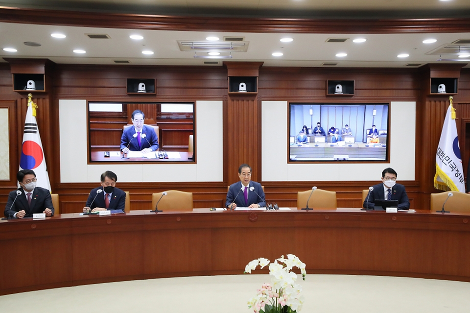 19일 서울 종로구 정부서울청사에서 제15회 국정현안관계장관회의가 진행되고 있다.