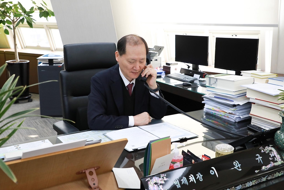 이완규 법제처장이 설 명절을 맞아 19일 사회복지시설 ‘대전자모원’에 위문금과 전통시장에서 구매한 과일을 전달했다. 이번 위문은 동절기 코로나19 재유행을 고려하여 이 처장이 대전자모원 원장과 전화통화로 관계자들을 격려하는 비대면 방식으로 이루어졌다.