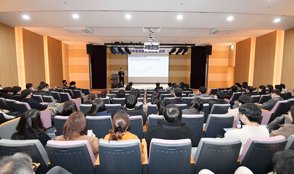 18일 강원도 춘천시 강원대학교에서 ‘지역경제발전 비전과 전략’이라는 주제로 최상대 기획재정부 제2차관의 강연이 진행되고 있다.