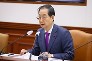 한덕수 국무총리가 19일 서울 종로구 정부서울청사에서 열린 제15회 국정현안관계장관회의를 주재하고 있다.