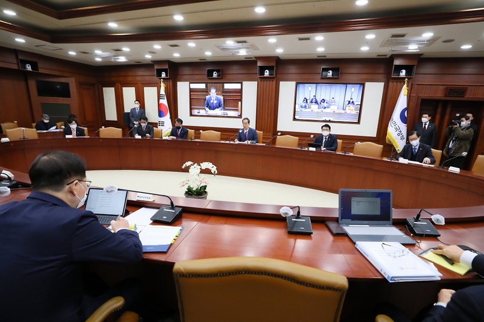 19일 서울 종로구 정부서울청사에서 제15회 국정현안관계장관회의가 진행되고 있다.