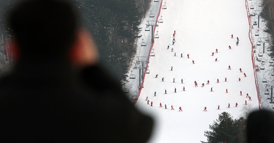 19일 강원도 평창군 용평리조트 야외무대에서 열린 2024 강원 동계청소년올림픽대회 G-1y 행사 및 윈터코리아페스티벌데이에서 횃불 스키 퍼포먼스가 펼쳐지고 있다.