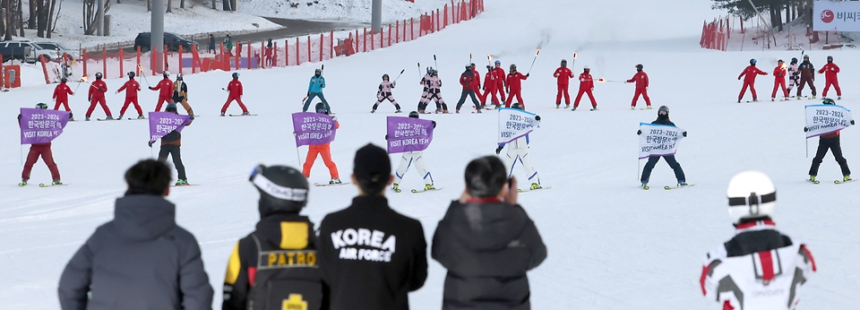 19일 강원도 평창군 용평리조트 야외무대에서 열린 2024 강원 동계청소년올림픽대회 G-1y 행사 및 윈터코리아페스티벌데이에서 횃불 스키 퍼포먼스가 펼쳐지고 있다.