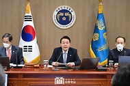 윤석열 대통령이 25일 서울 용산구 대통령실 청사에서 열린 국무회의를 주재하고 있다.