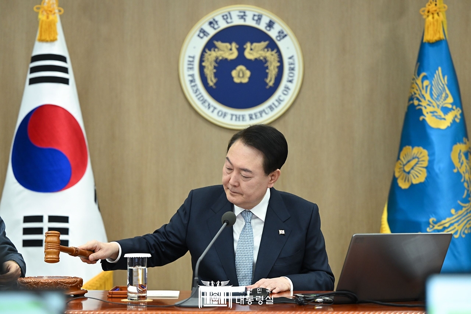 윤석열 대통령이 25일 서울 용산구 대통령실 청사에서 열린 국무회의를 주재하고 있다.