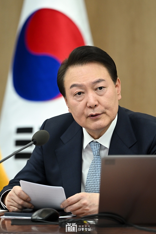 윤석열 대통령이 25일 서울 용산구 대통령실 청사에서 열린 국무회의에서 발언하고 있다.