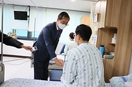 한덕수 국무총리가 20일 서울 송파구 국립경찰병원을 방문, 입원 환자를 격려하고 있다.