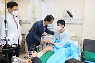 한덕수 국무총리가 20일 경기도 성남시 국군수도병원을 방문, 외상병동에 입원 중인 환자를 격려하고 있다.