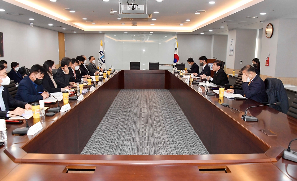 27일 서울 중구 한국재정정보원에서 ‘민간투자사업 활성화 전문가 간담회’가 진행되고 있다.