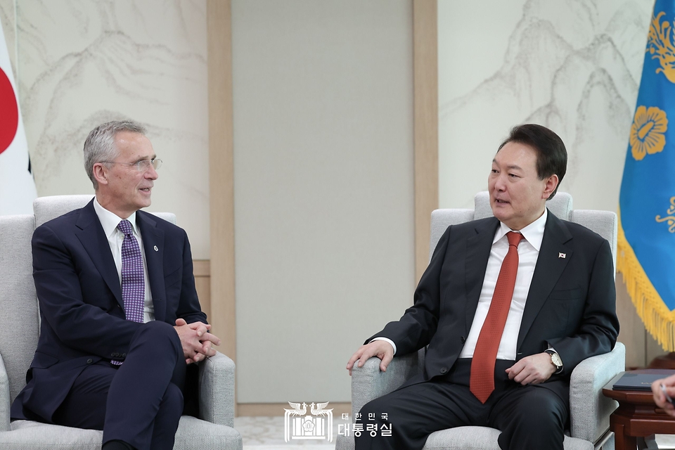 윤석열 대통령이 30일 서울 용산구 대통령실 청사에서 옌스 스톨텐베르그 NATO 사무총장을 접견하고 있다.