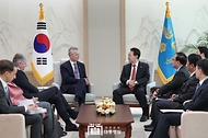 윤석열 대통령이 30일 서울 용산구 대통령실 청사에서 옌스 스톨텐베르그 NATO 사무총장을 접견하고 있다.