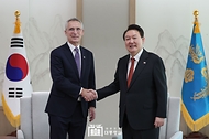 윤석열 대통령이 30일 서울 용산구 대통령실 청사에서 옌스 스톨텐베르그 NATO 사무총장과 악수하고 있다.