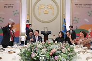 윤석열 대통령과 김건희 여사가 31일 청와대 영빈관에서 열린 주한 외교단을 위한 신년인사회에서 참석자들과 건배하고 있다.