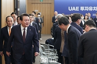 윤석열 대통령이 31일 서울 강남구 한국무역협회에서 열린 아랍에미리트(UAE) 투자유치 후속조치 점검회의에 입장하고 있다.
