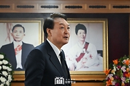 윤석열 대통령이 1일 경북 구미시 박정희 전 대통령 생가를 방문하고 있다.