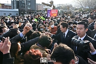 윤석열 대통령이 1일 경북 구미시 박정희 전 대통령 생가를 방문, 시민들과 인사를 나누고 있다.