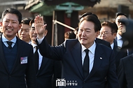 윤석열 대통령이 1일 경북 구미시 박정희 전 대통령 생가를 방문, 시민들에게 인사하고 있다.