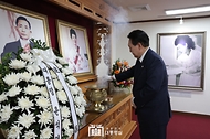윤석열 대통령이 1일 경북 구미시 박정희 전 대통령 생가를 방문하여 분향하고 있다.