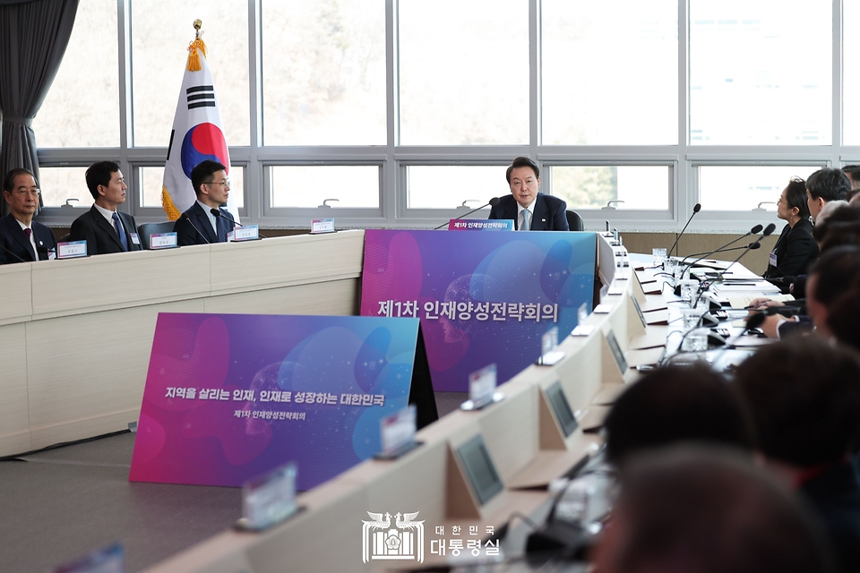 1일 경북 구미시 금오공과대학교에서 제1차 인재양성전략회의가 진행되고 있다.