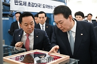 윤석열 대통령이 1일 경북 구미시 SK실트론을 방문해 전시된 실리콘 웨이퍼를 살펴보고 있다.